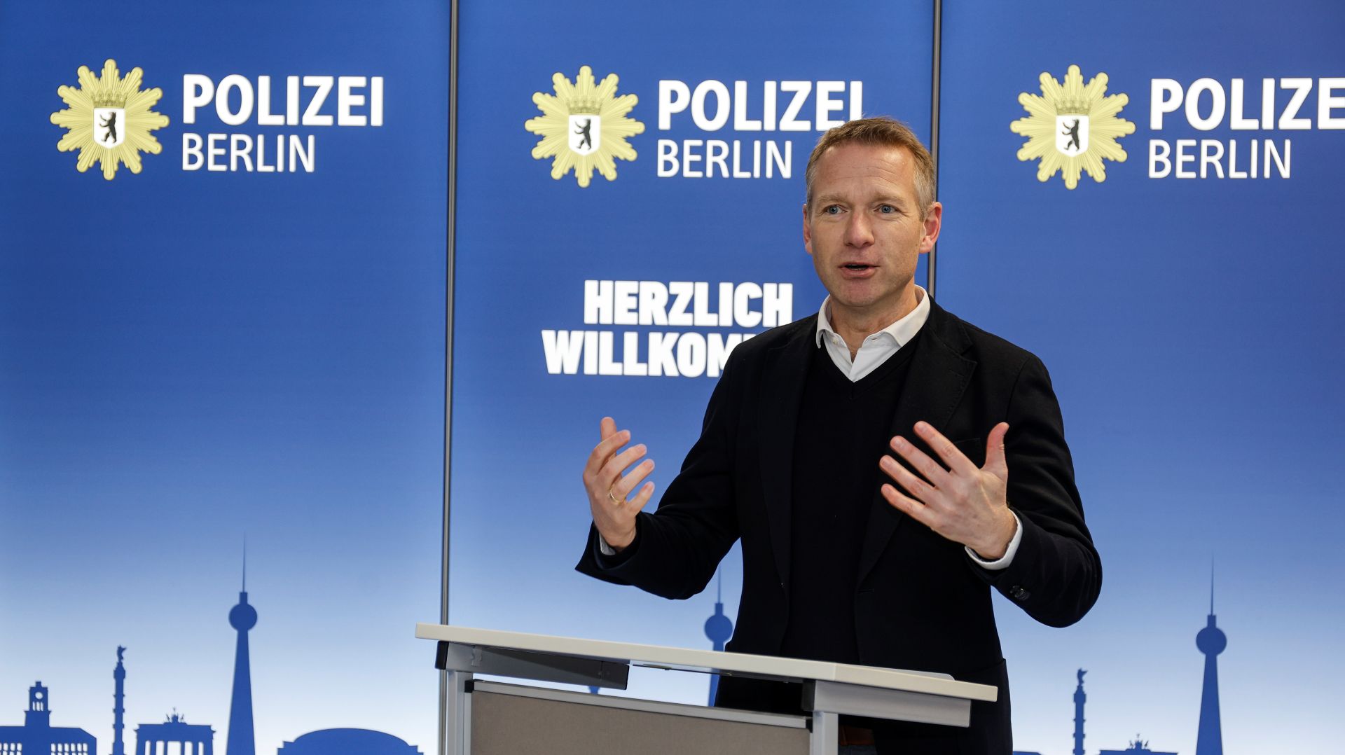 Der Geschäftsführer der BIM spricht am Redepult.