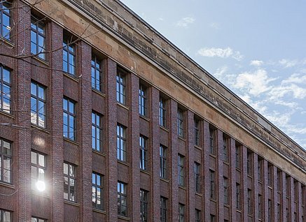 Außenansicht des Bürogebäudes Keibelstraße 36 in Berlin. In dem Gebäude befinden sich unter anderem Büros der BIM.